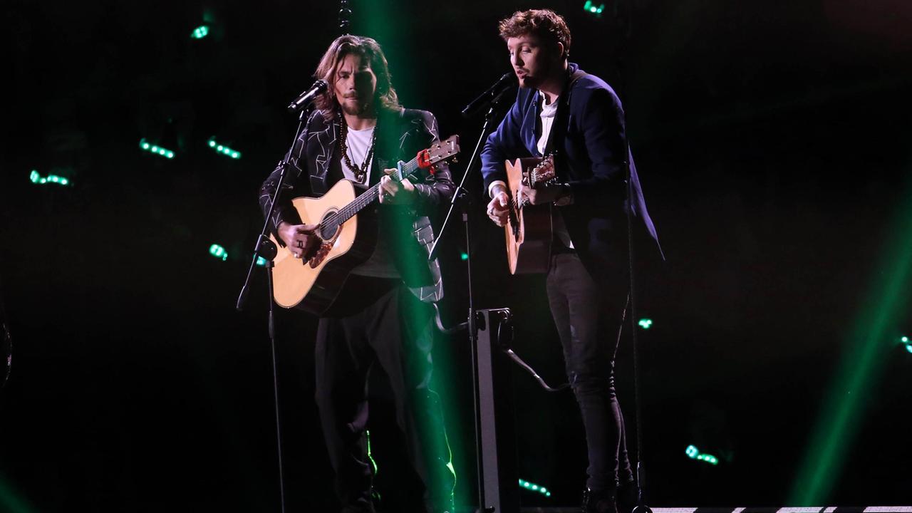 James Arthur si esibisce con Enrico Nigiotti