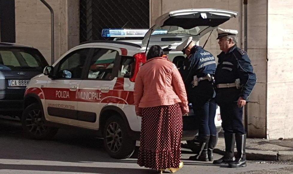 Dormivano in via Manin allontanate dai vigili 