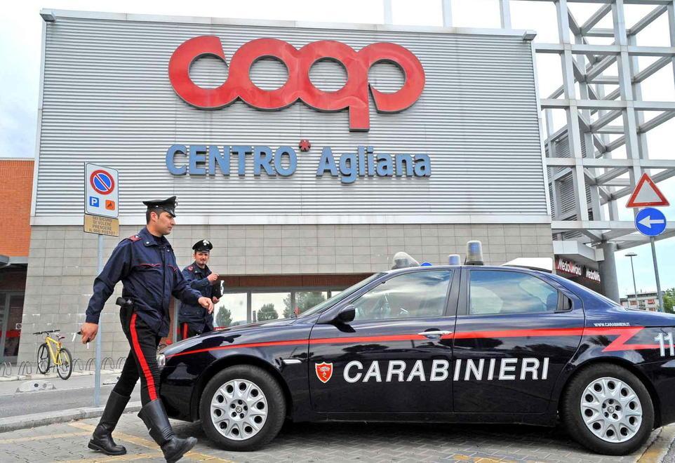 Abbandonano il figlio nel supermercato 