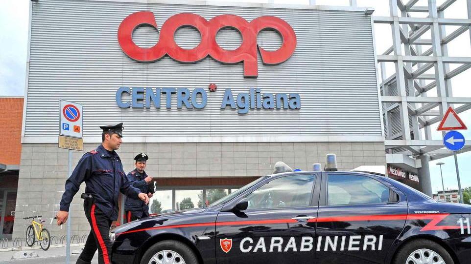 Abbandonano il figlio nel supermercato