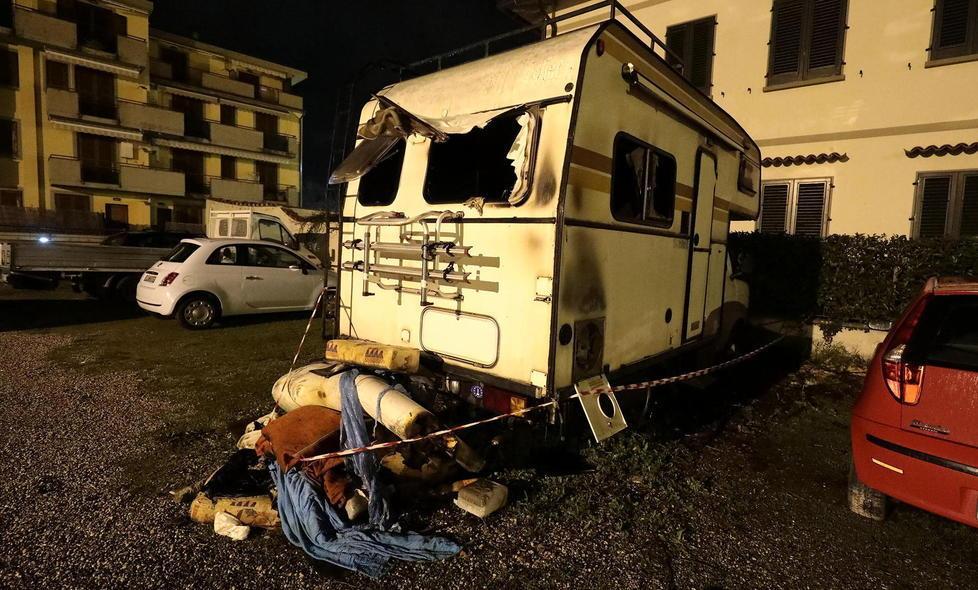 Camper in fiamme vicino alle case