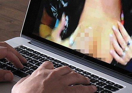 Faceva il porta a porta con le foto hard della ex: condannato 