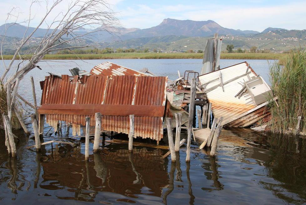 Un’altra minaccia per il lago di Puccini: «Moli a rischio crollo»