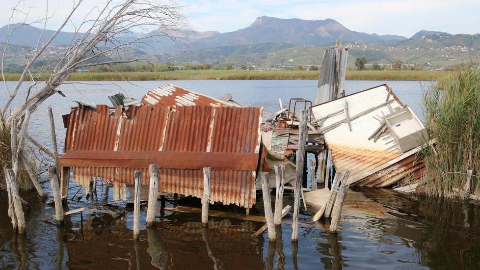Un’altra minaccia per il lago di Puccini: «Moli a rischio crollo»