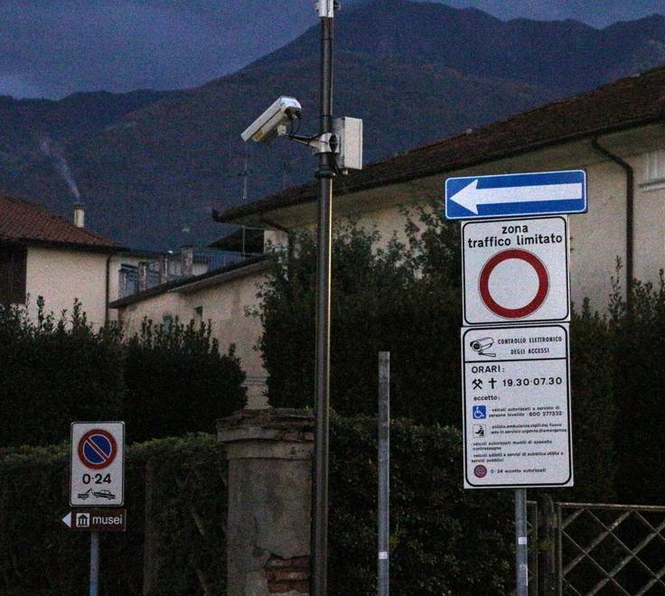 Aggirano le telecamere per parcheggiare in Ztl 