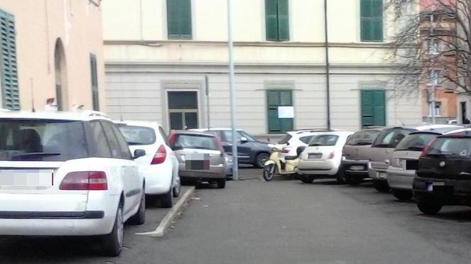 Parcheggio selvaggio in via Saturnia