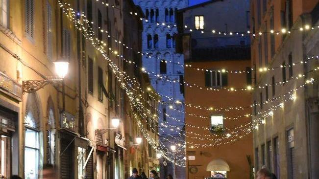 Luci di Natale accese dalle 15 all’alba del giorno seguente