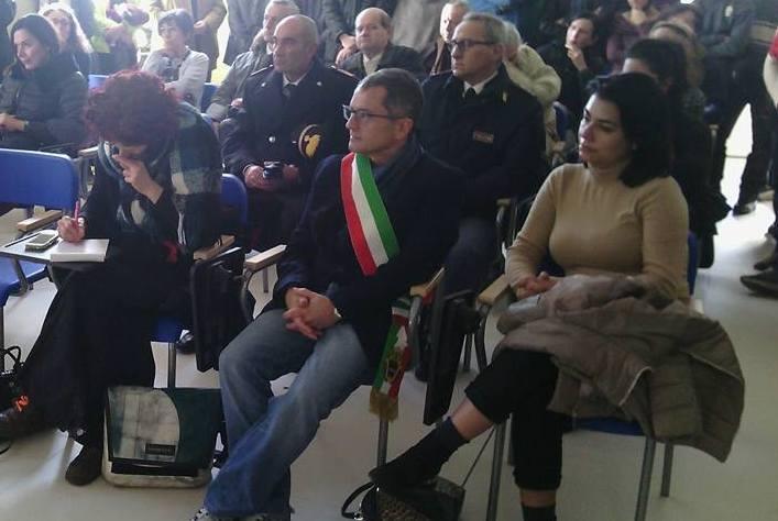Taglio del nastro alla nuova scuola per adulti e stranieri