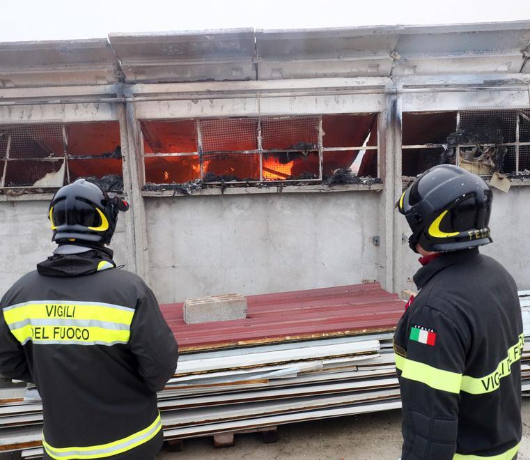 Rogo distrugge capannone e foraggio 