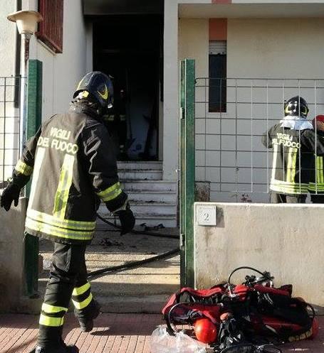Portoscuso, a fuoco una casa popolare: due feriti, uno grave