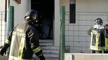 Portoscuso, a fuoco una casa popolare: due feriti, uno grave