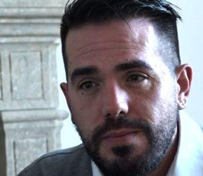 Un 38enne di Cagliari in tv alle Iene: «Stuprato da un cantante» 