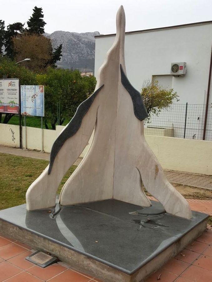 Statua danneggiata dai teppisti 