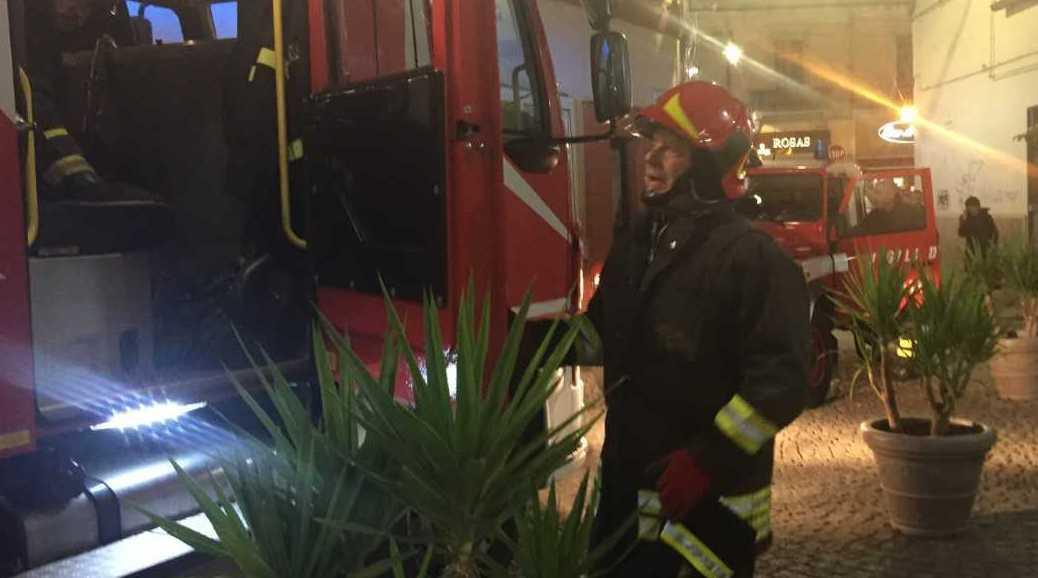 Fuoco in un magazzino nel centro storico 