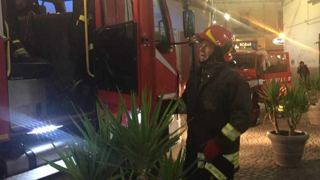 Fuoco in un magazzino nel centro storico