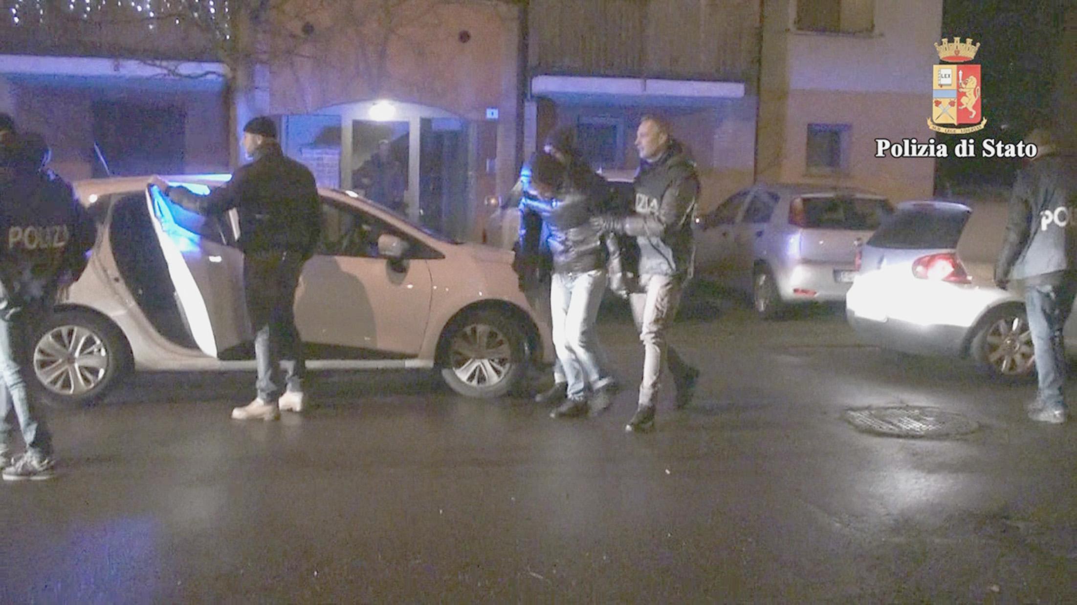 L'arresto di uno dei componenti della banda, autrice di almeno quaranta furti in abitazioni