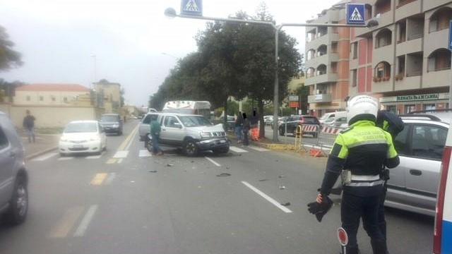 Scontro fra auto a Cagliari, feriti un uomo e una donna