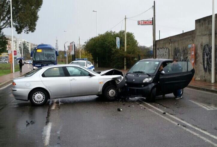 Auto brucia lo stop e travolge una Smart, ferita una donna 