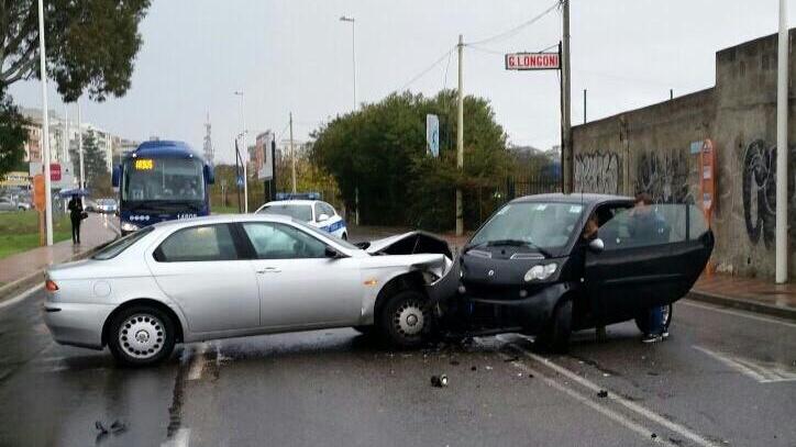 Auto brucia lo stop e travolge una Smart, ferita una donna
