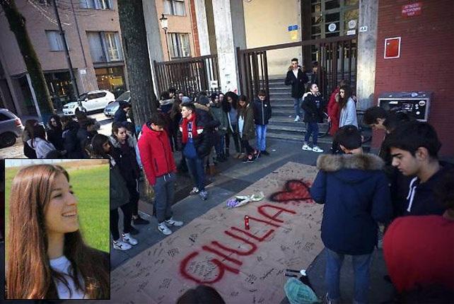 Lo striscione dedicato a Giulia dai compagni e, nel riquadro, la foto della 15enne