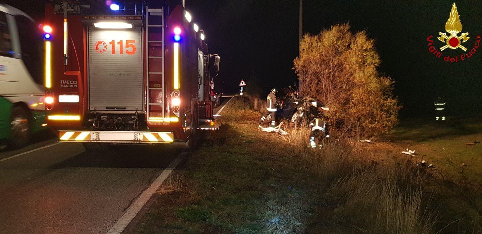L'incidente stradale (foto dei vigili del fuoco)