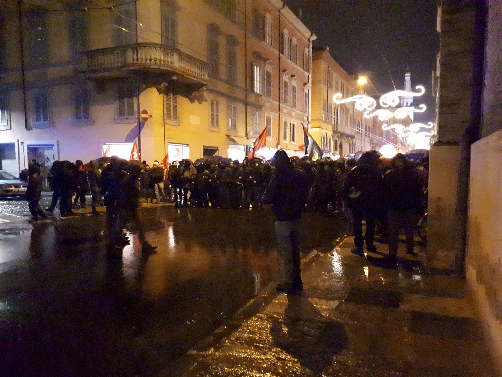 Modena tensione in centro lancio di bombe carta e cariche della polizia 