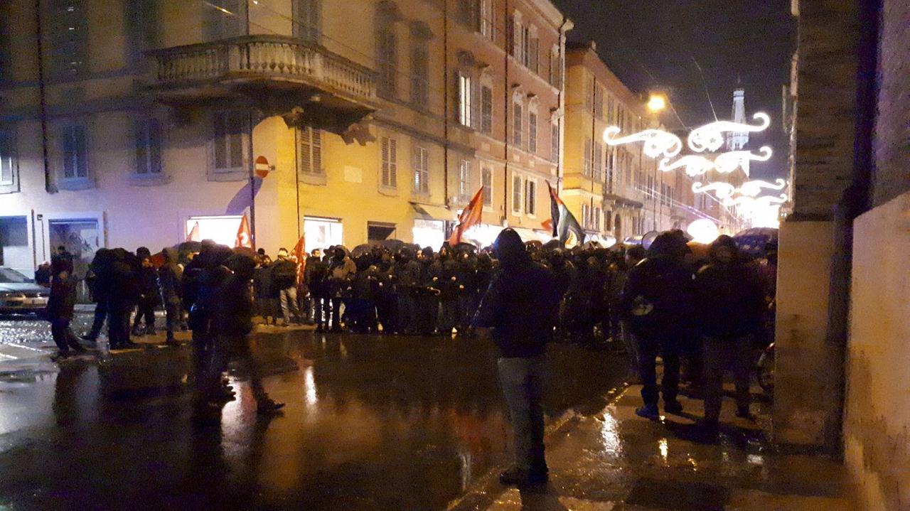 Modena tensione in centro lancio di bombe carta e cariche della polizia