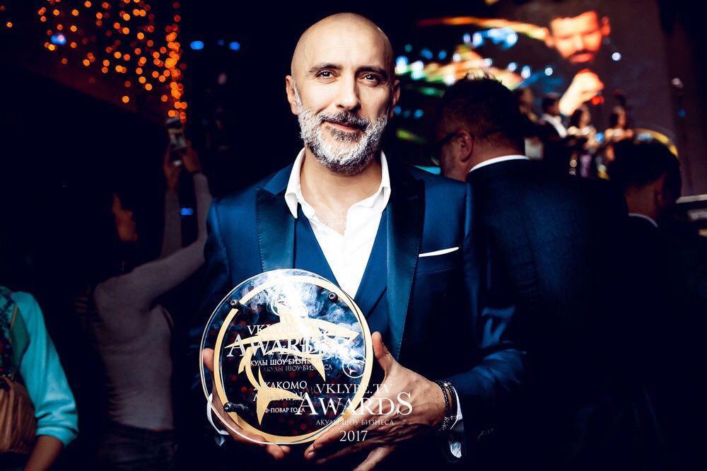 Giacomo Lombardi mostra il premio ricevuto a Mosca