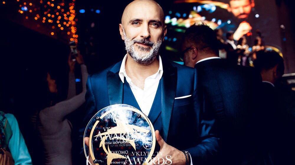 Giacomo Lombardi mostra il premio ricevuto a Mosca