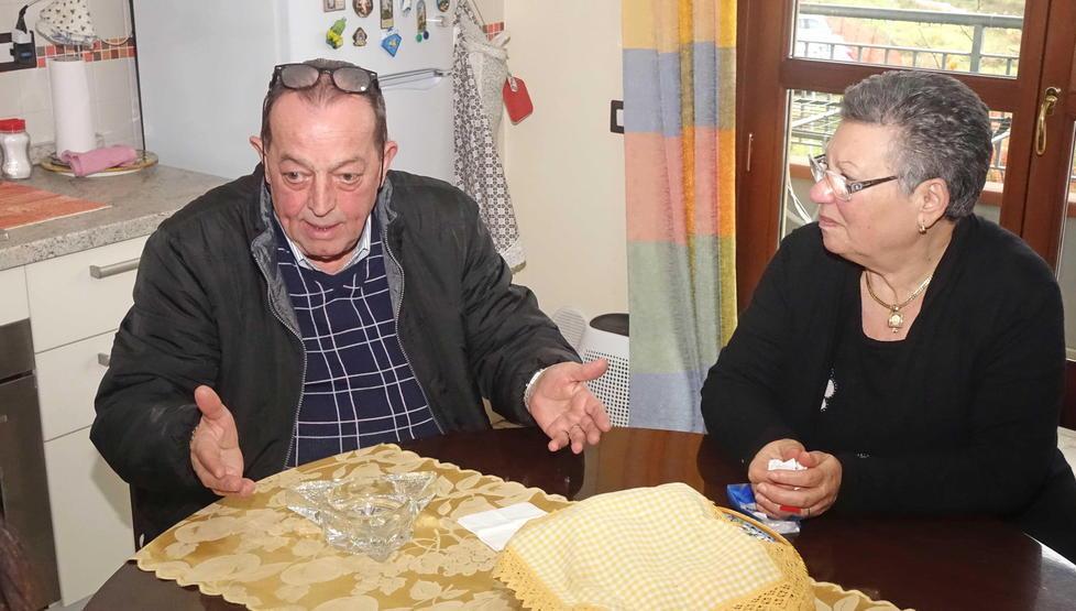 Loreno Casini con la moglie Giovanna nella loro casa di Bottegone (foto Gori)