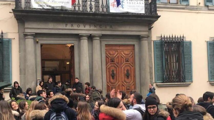 Studenti ancora al freddo manifestano in Provincia