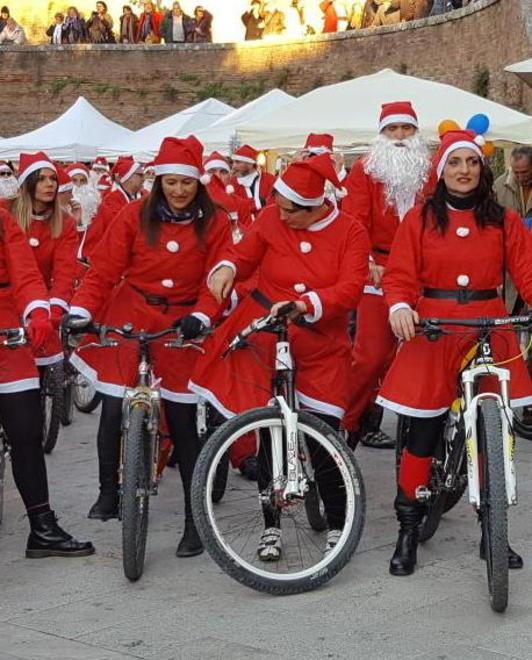 Centro invaso dai Babbi Natale in bici 