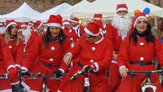 Centro invaso dai Babbi Natale in bici