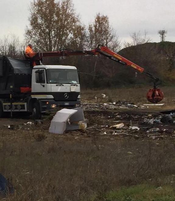 «Rifiuti e divisioni tra etnie, la realtà al villaggio di Coltano» 