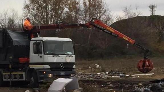 «Rifiuti e divisioni tra etnie, la realtà al villaggio di Coltano»