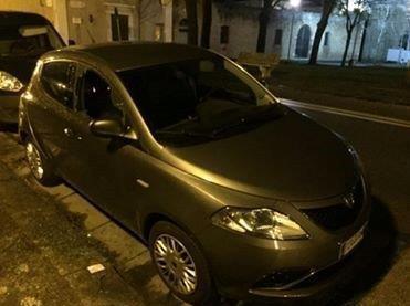 Vandali in azione sulle auto in sosta 