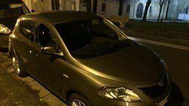 Vandali in azione sulle auto in sosta