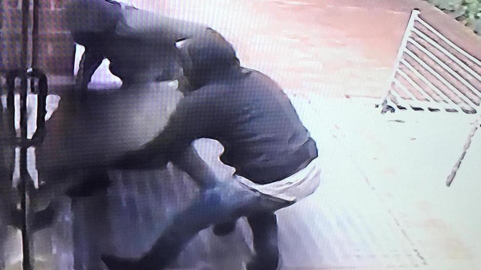 Patteggia e torna libero uno dei ladri del tombino