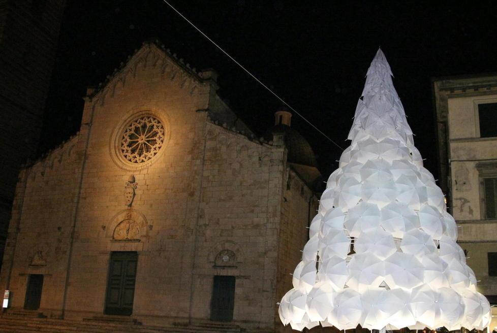 Spopola l’abete fatto con ombrelli bianchi