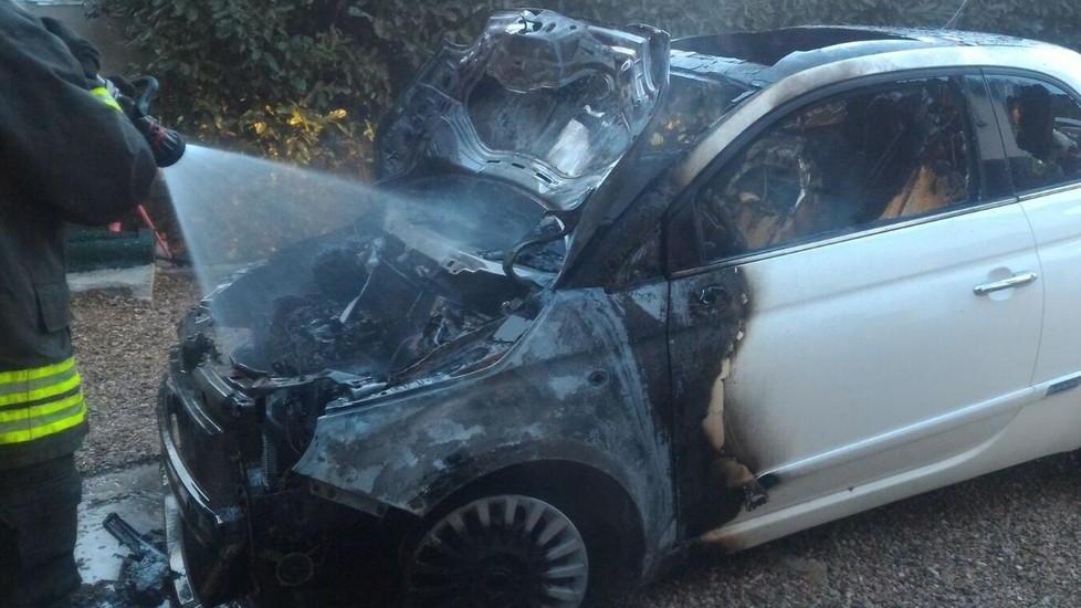 Auto a fuoco sotto la tettoia Fiamme vicinissime alla casa