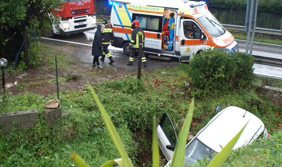 Fiat 500 finisce nel fossato Ferito anziano automobilista 