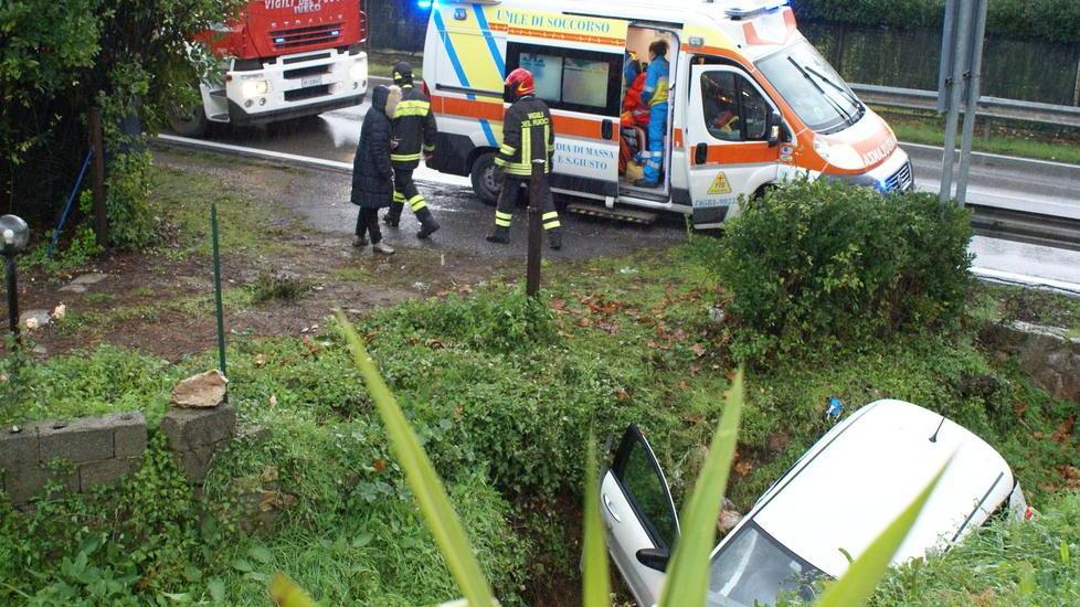 Fiat 500 finisce nel fossato Ferito anziano automobilista
