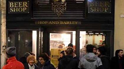 Nuove aperture e vandali in azione nel centro storico