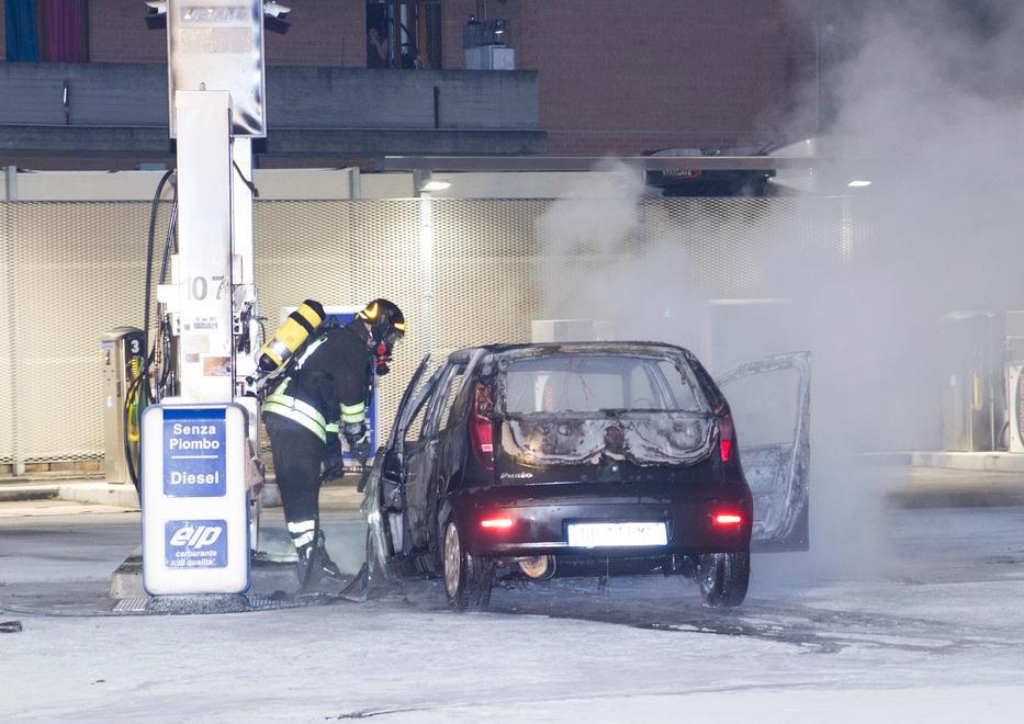 Auto avvolta dalle fiamme al distributore