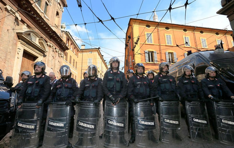  Viale Martiri, via auto e cassonetti 