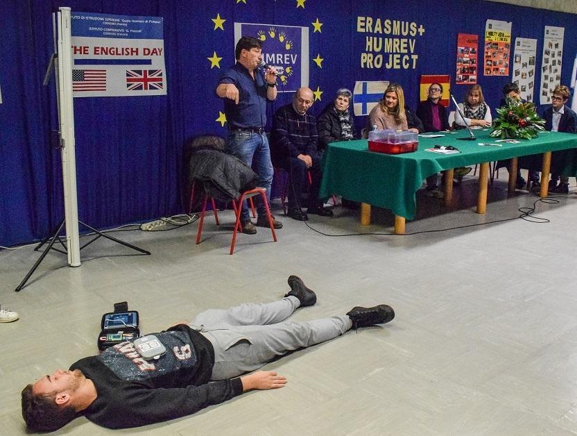Un defibrillatore nella palestra del Polo scolastico 