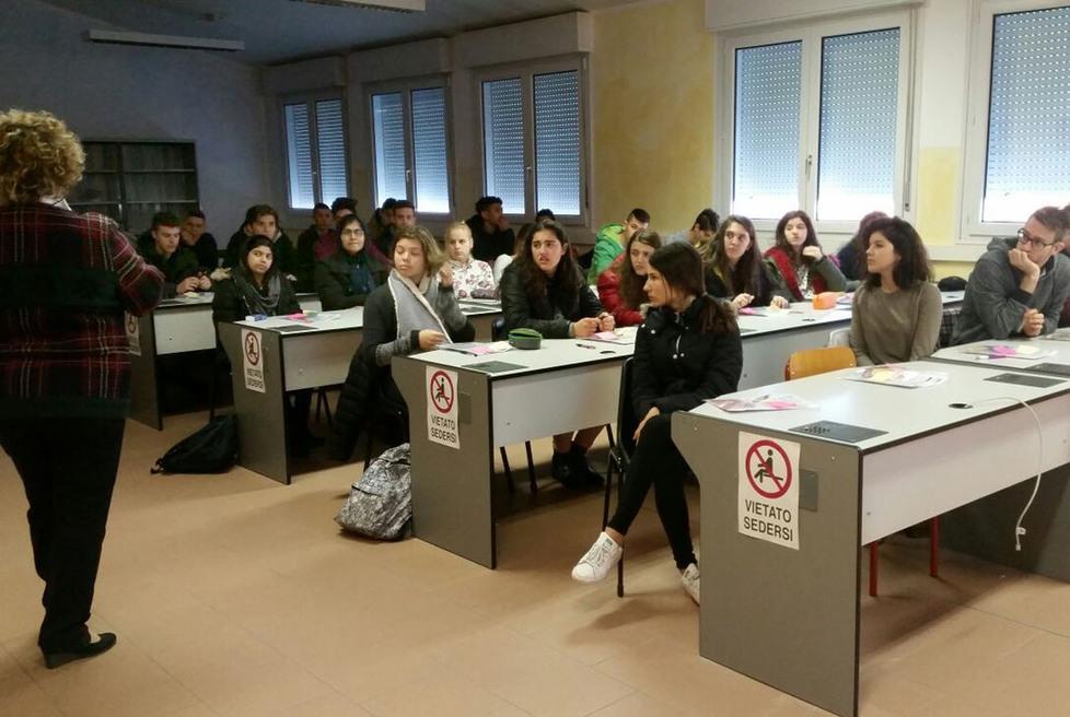 L’Avis siede tra i banchi 