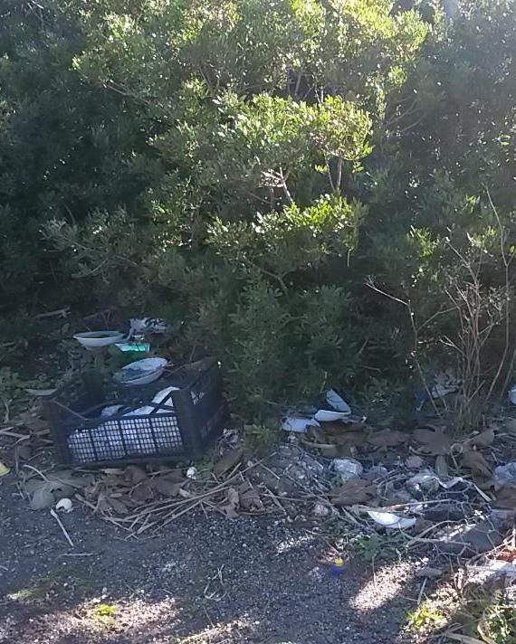 Fontana Vecchia invasa dai rifiuti 
