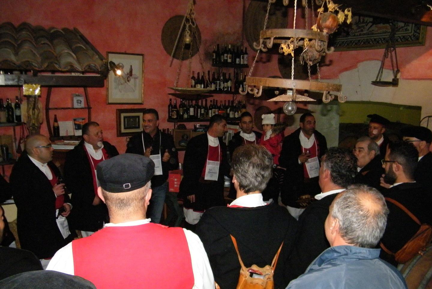 A Usini si alzano i calici con “Ajò a ippuntare” 