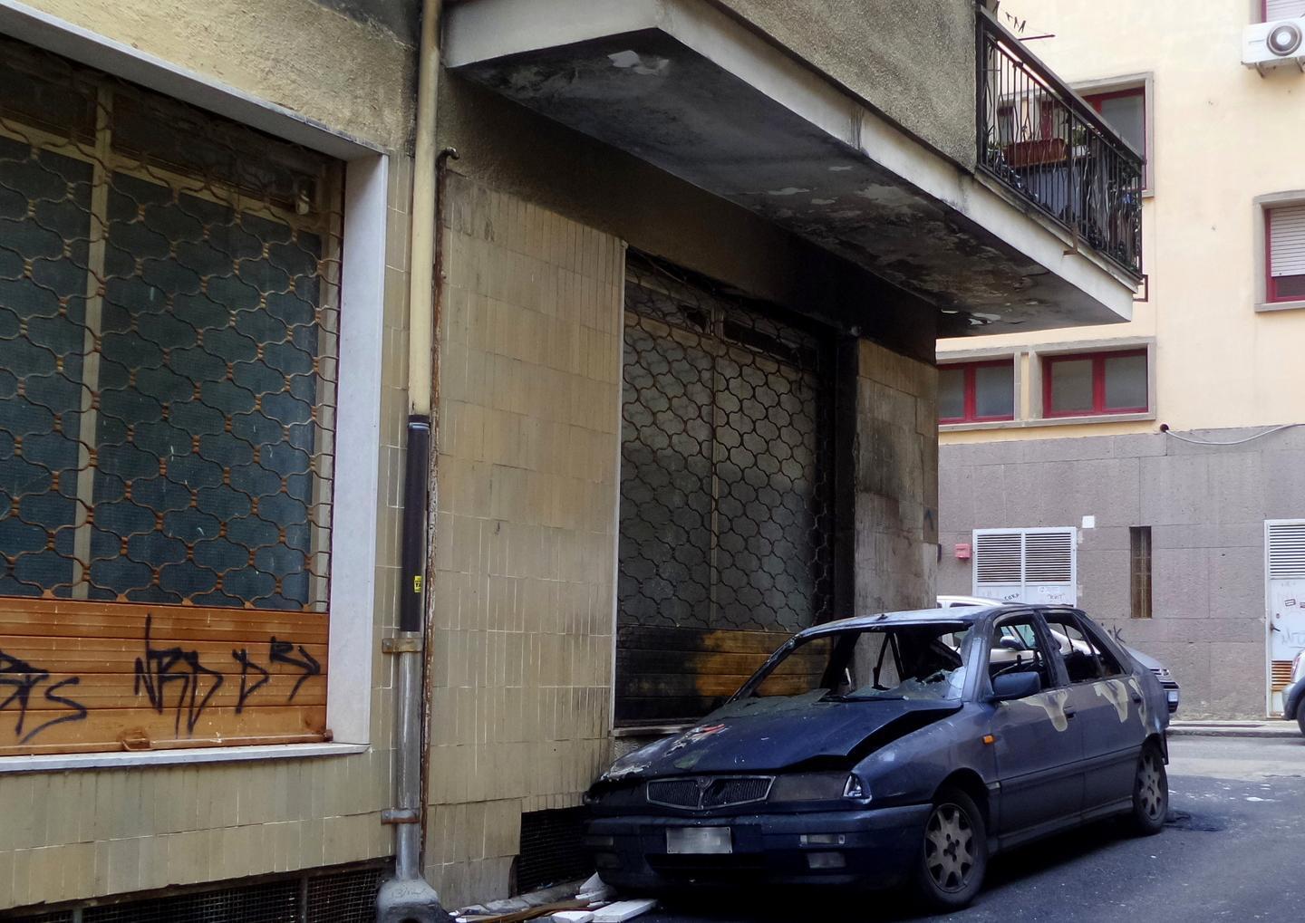 Lancia distrutta dal fuoco: fiamme fino al primo piano